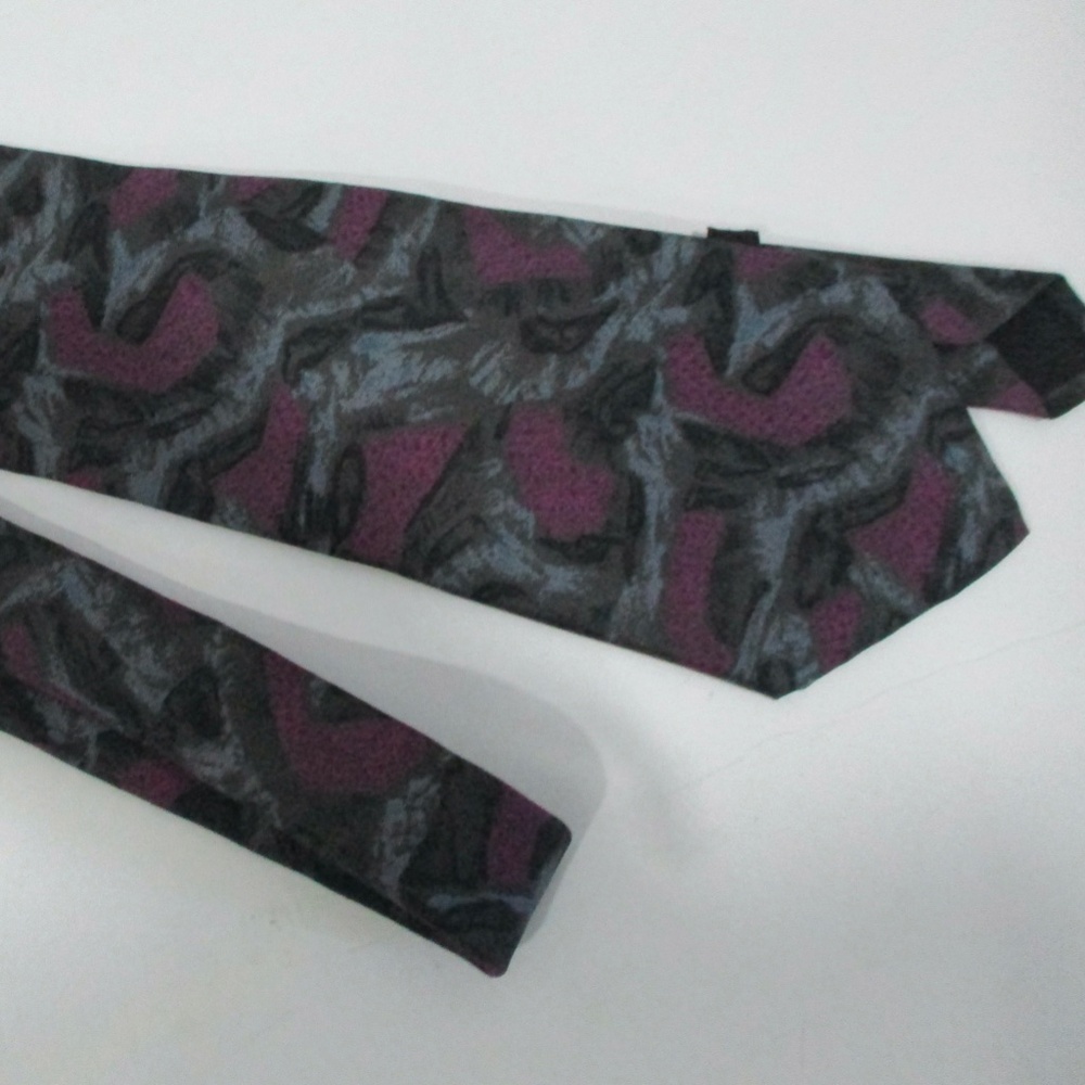 GORGEOUS FENDI ROMA TIE IN 100% SILK GRAY AND PURPLE COLOR PRINT 100% AUTHENTIC!
